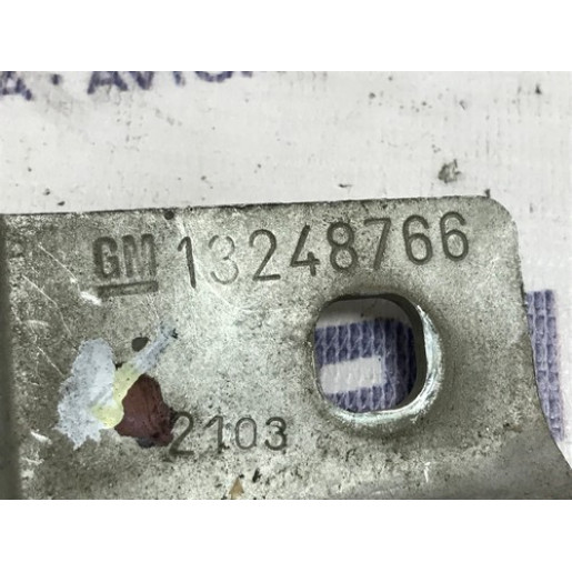 Кронштейн завіси капота правий Opel Insignia A 2008-2017 13248766